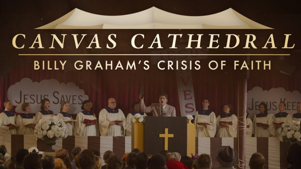 Bill Graham (kleinzoon Billy Graham) in kerk voor voor koor. Tekst: Canvas Cathedral: Billy Graham's Crisis of Faith. 
