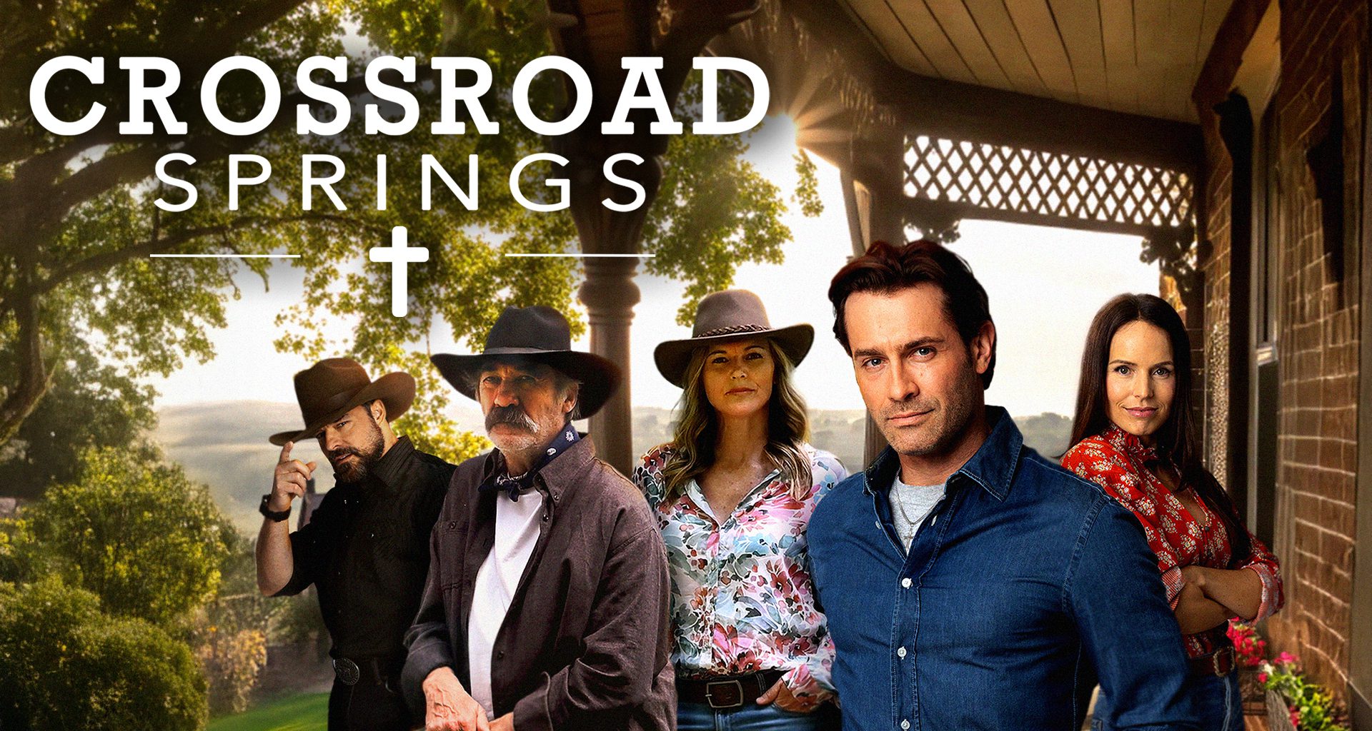 De hoofdpersonages van Crossroad Springs staan samen op de veranda van de ranch, met uitzicht op het glooiende landschap en het logo van de serie op de achtergrond.